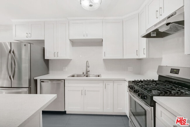 Building Photo - 2488 Beachwood Dr