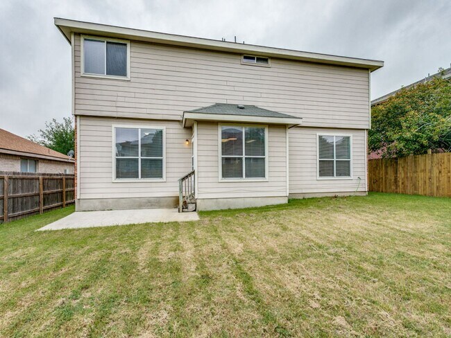 Building Photo - 3/2.5/2 in Cibolo