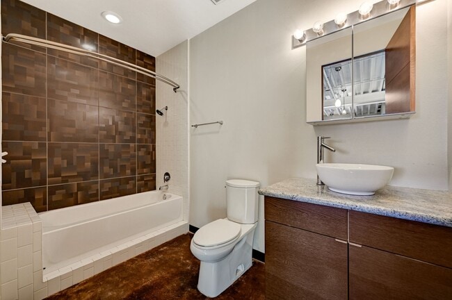 Building Photo - Trendy Loft Living Near The Arts District!