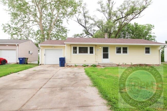 Primary Photo - Spacious 3 Bedroom / 1 Bathroom Home in Be...