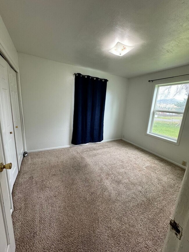 Building Photo - 3 bed 1 bath house with large yard/garden area