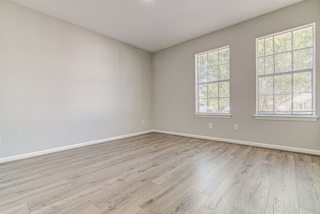 Building Photo - 1605 Dale Cove