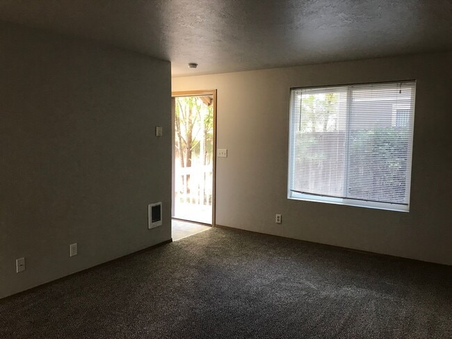 Building Photo - 150 NE 5th St