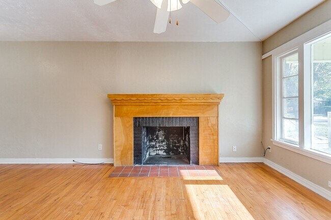 Building Photo - Ready for New Tenants- 2 bedroom 1 bath with an Additional Flex Room  Minutes from TCU- 76109