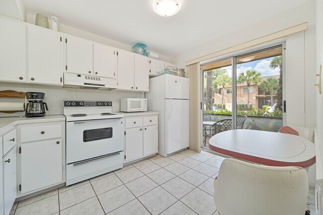 Building Photo - Beautiful Condo in South Naples