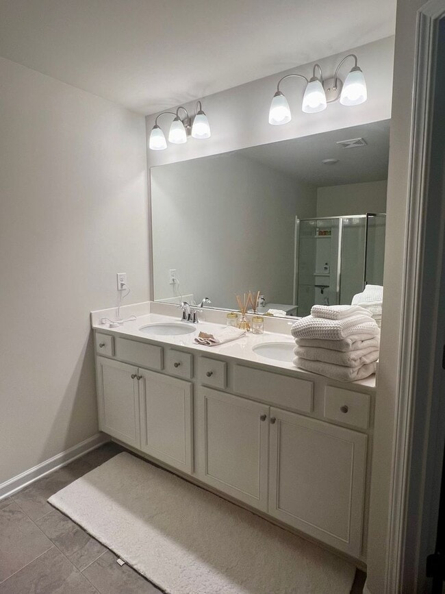 Building Photo - 3 Bedroom Townhome in Oakwood!