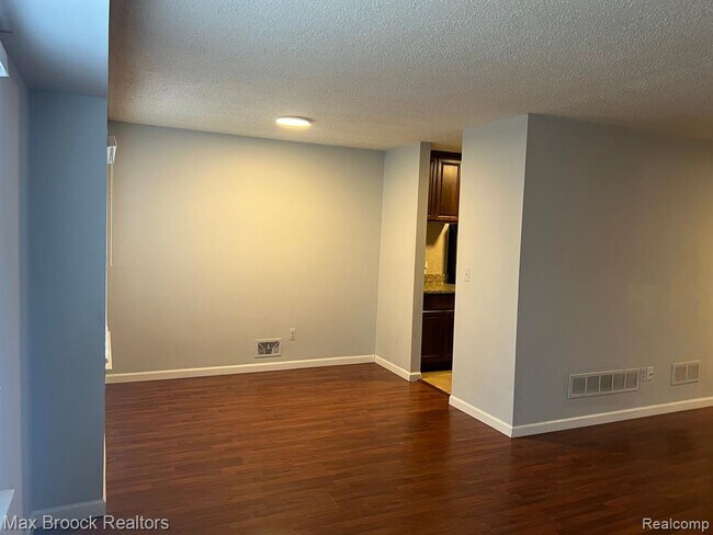 Building Photo - 30232 Southfield Rd