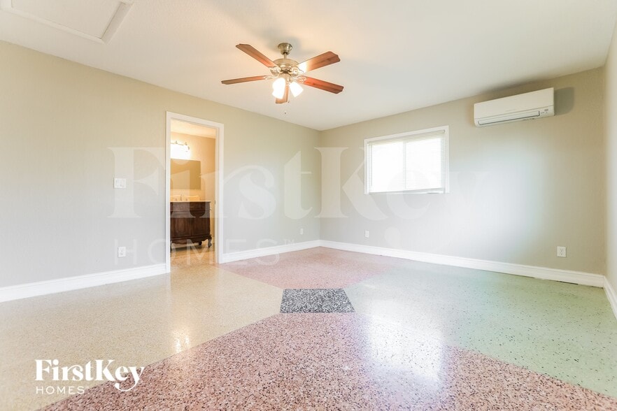 Building Photo - 19242 Edgewater Dr