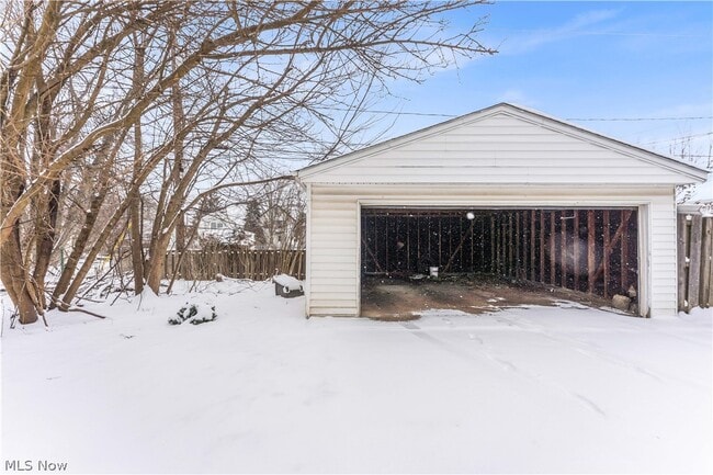 Building Photo - 9609 Sladden Ave