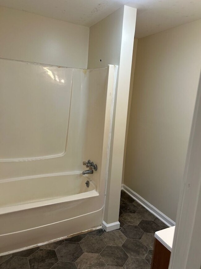 Building Photo - 75 Red Oak Dr