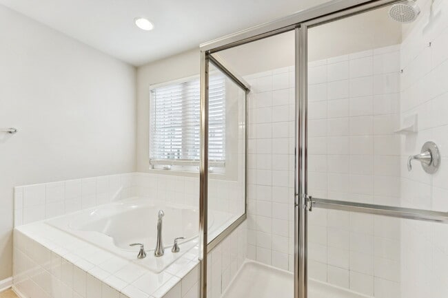 Building Photo - Charming town home located in a quiet, tree-lined community Field stone!