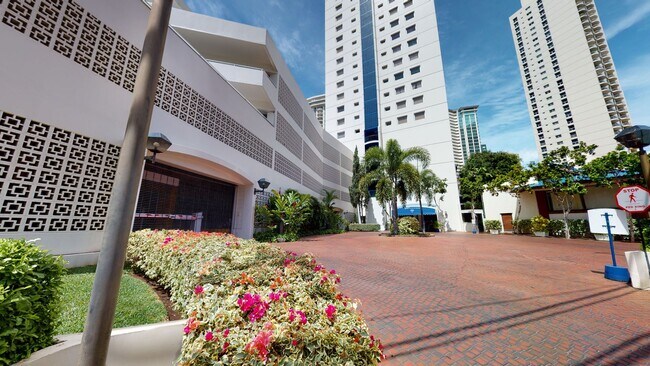 Building Photo - 1BD/1BA/1PRKG at the Villa on Eaton Square. Electricity included, stunning views!