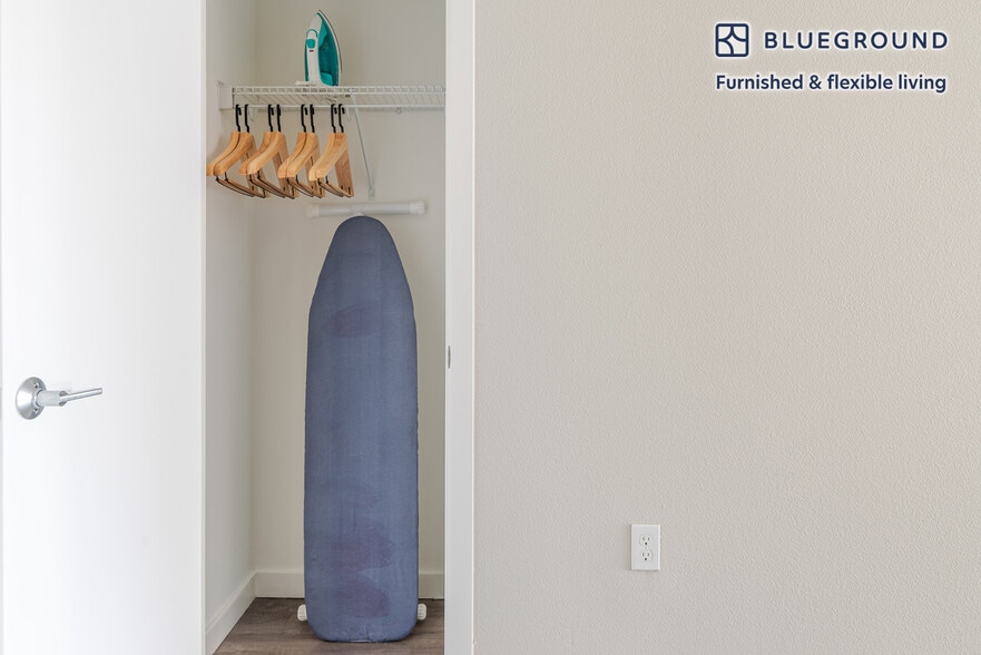 Building Photo - 3560 Rambla Pl