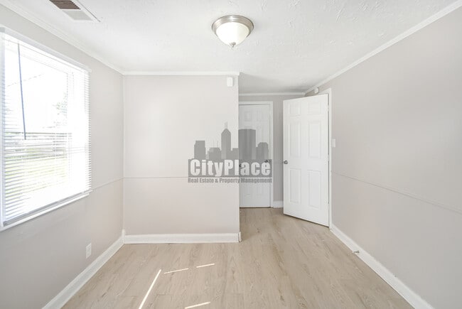 Building Photo - 1822 S Chester Ave