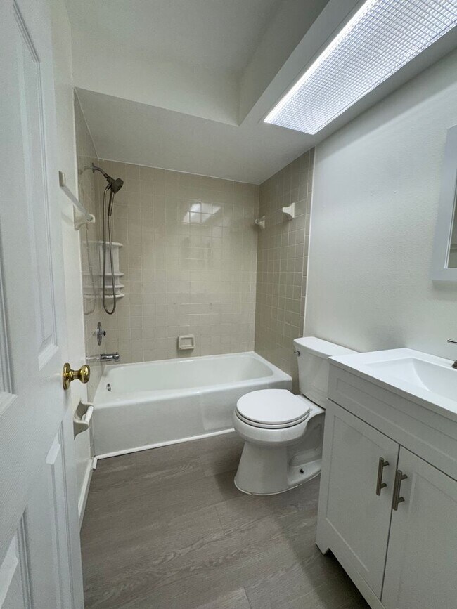 Building Photo - Annual unfurnished nicely renovated 2/2 villa near the Ringling Museum