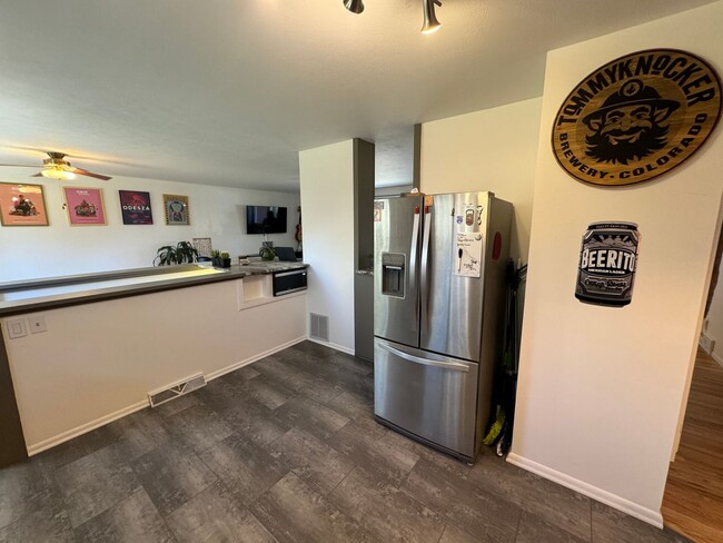 Building Photo - Private Lakewood Home