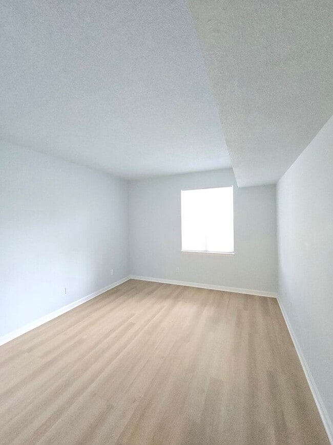 Building Photo - HAMPTON PLACE - First Floor condo near Pin...