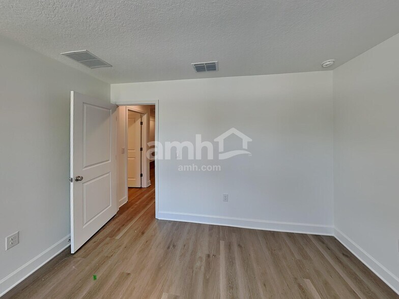 Building Photo - 3011 19th Ave W