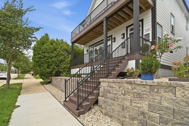 Building Photo - 228 E Brown St