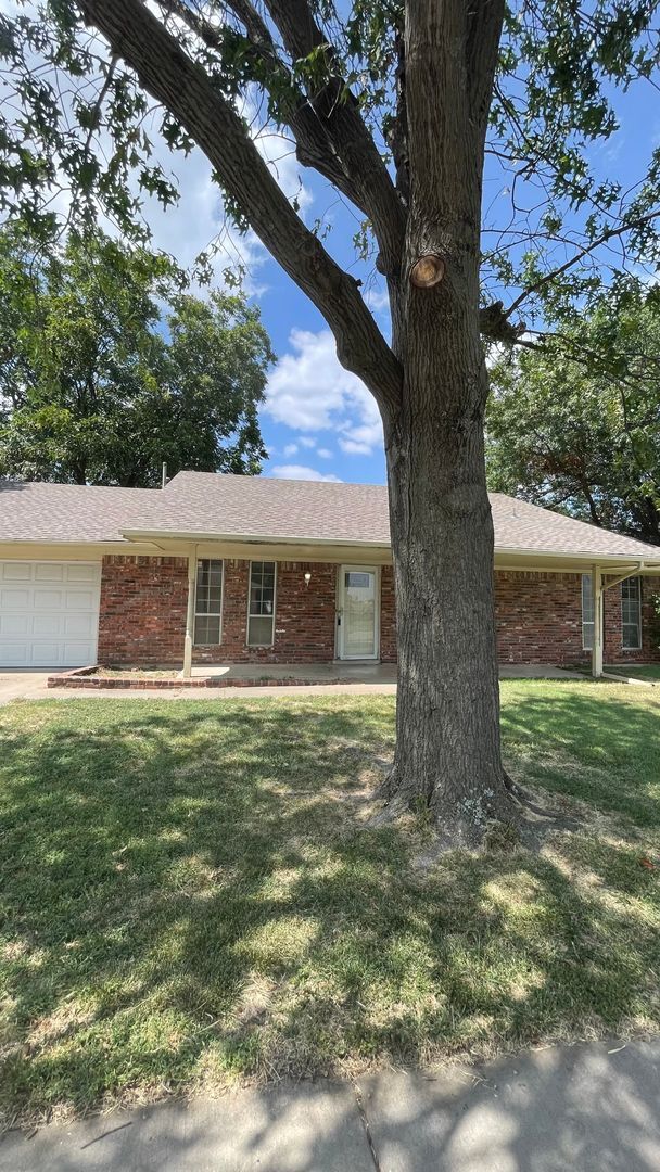 Building Photo - Spacious house with new flooring