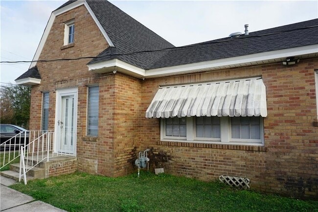 Building Photo - 177 W 5th St