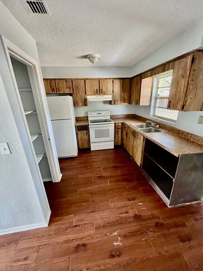 Building Photo - SPACIOUS 3BR/1.5BA w/Carport, Beautiful Wood Finish Flooring, Privacy Fenced Backyard! NO APP FEE!