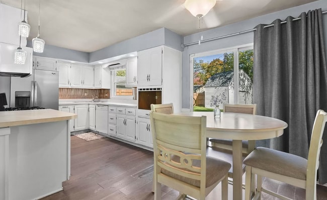 Building Photo - 300 Willow Glen Way