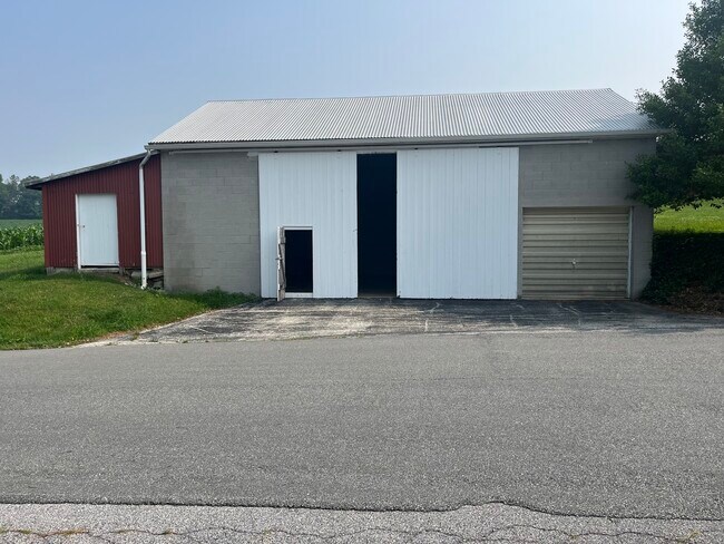 Building Photo - 3340 List Rd