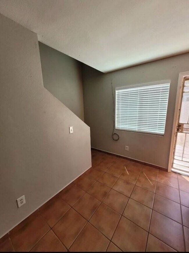 Building Photo - Charming 2BR Duplex in Surprise