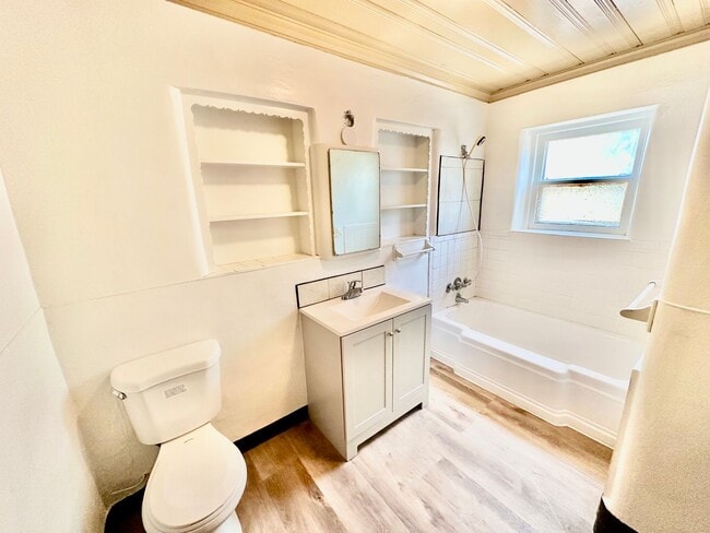 Building Photo - Fully Renovated West Fresno 4/2