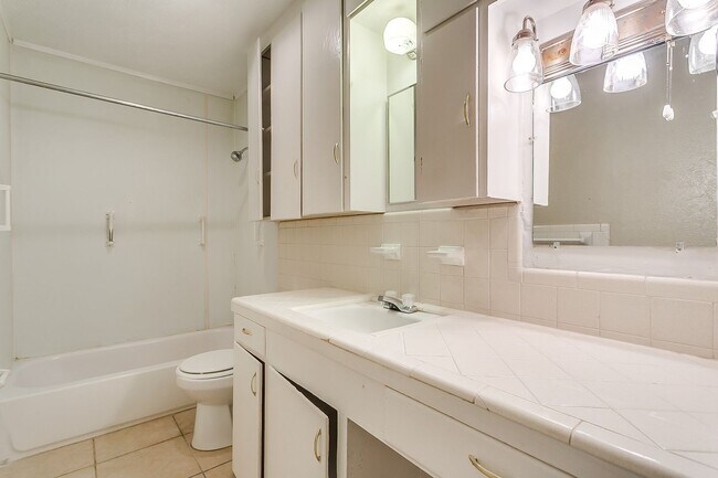 Building Photo - Ready for New Tenants- 2 bedroom 1 bath with an Additional Flex Room  Minutes from TCU- 76109
