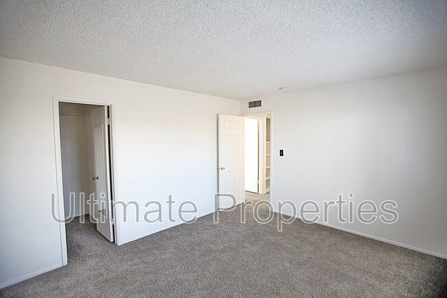Building Photo - 5648 W Townley Ave