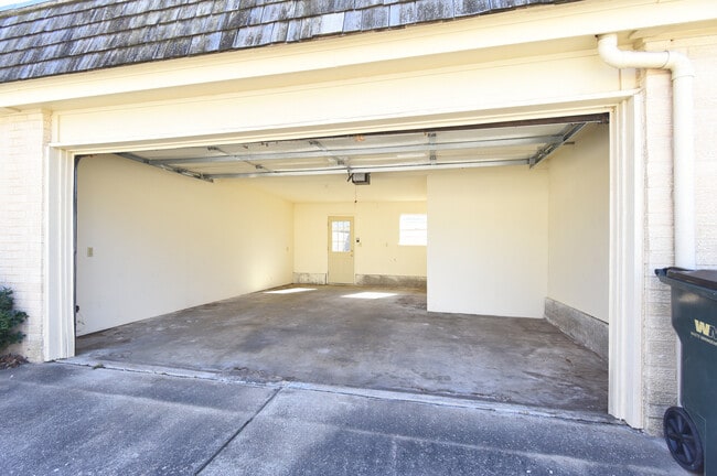 Building Photo - 1023 E Thompson Ave