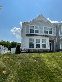 Building Photo - Stylish Townhome in Award-Winning River Mi...