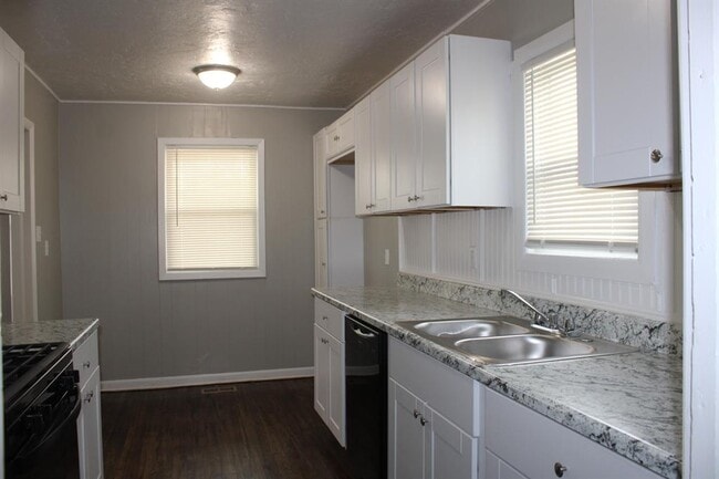 Building Photo - 305 W Lilac Ln