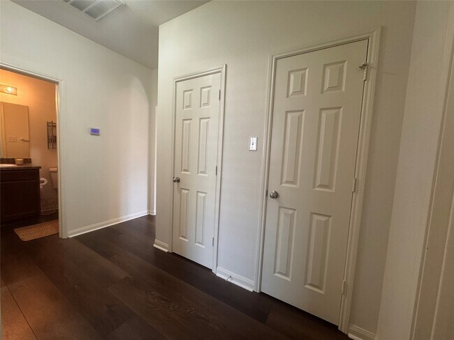 Building Photo - 302 Broken Pine Ct