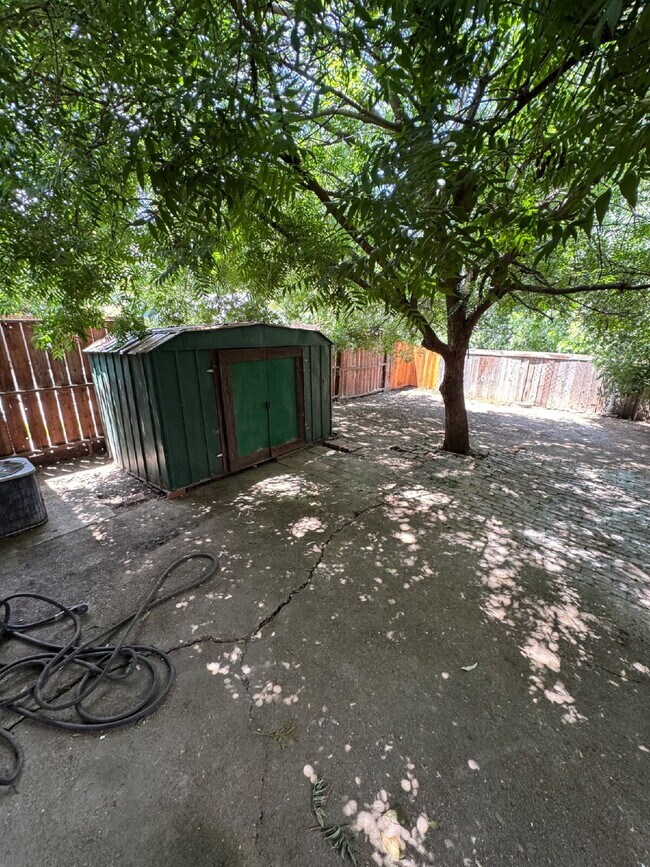 Building Photo - Beautifully Updated 2 Bedroom Home Near Freeway Access