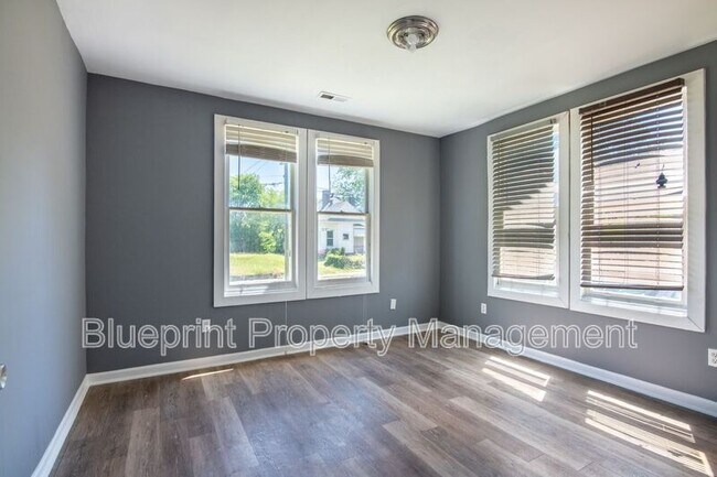 Building Photo - 208 52nd Pl N