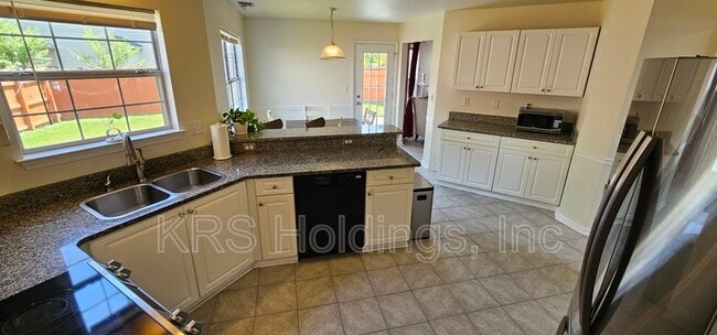 Building Photo - 3136 Sacramento Dr