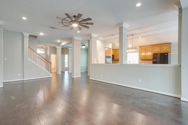 Building Photo - Amazing 4 Bed, 2.5 Bath Home in Highly Des...