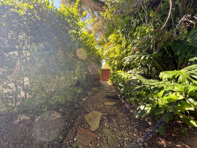 Building Photo - Beautifully appointed 4 Bedrooms, 2 Bathro...