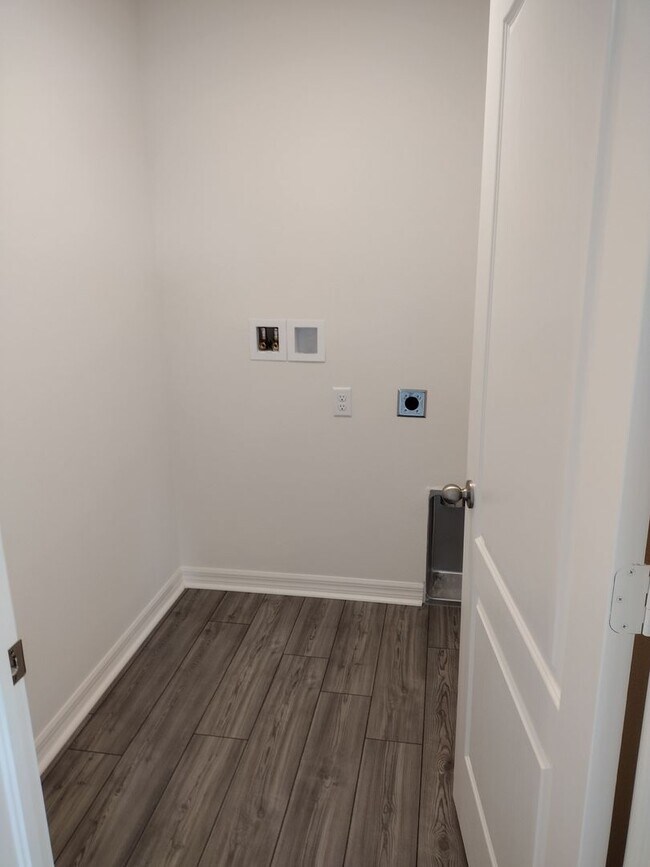 Building Photo - Beautiful 4 bedroom 2.5 Bathroom House For...