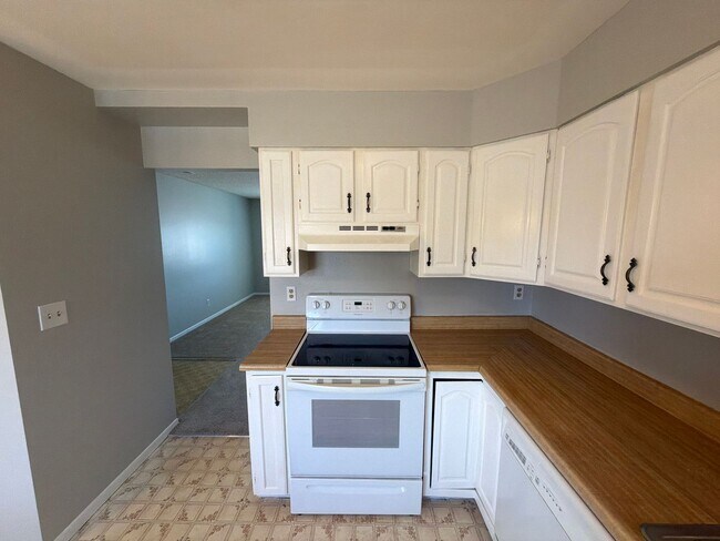 Building Photo - 4471 E Pikes Peak Ave