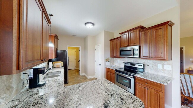 Building Photo - CHARMING ROSEWOOD HOME! 3 BR 2 BA w/ FENCED-IN BACKYARD