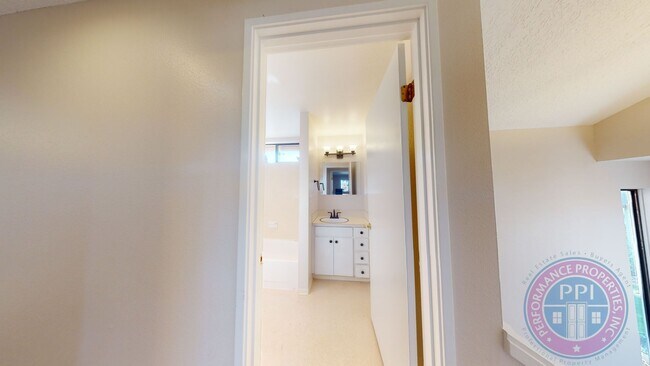 Building Photo - Prime West Linn Location - Walkable to Hig...