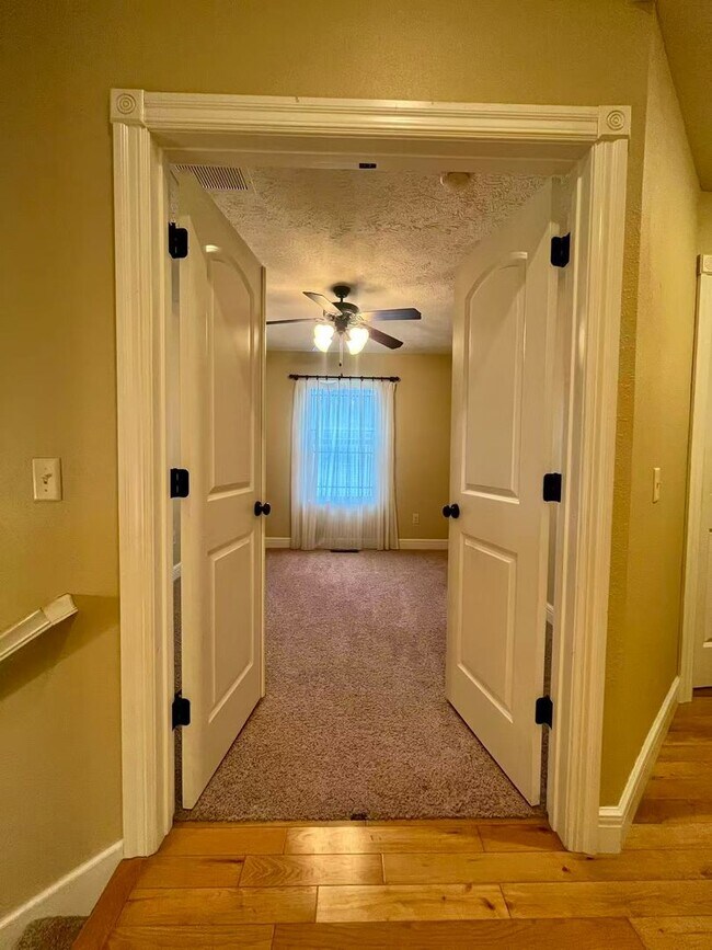 Building Photo - 5 bedroom and 3 bathroom two level house