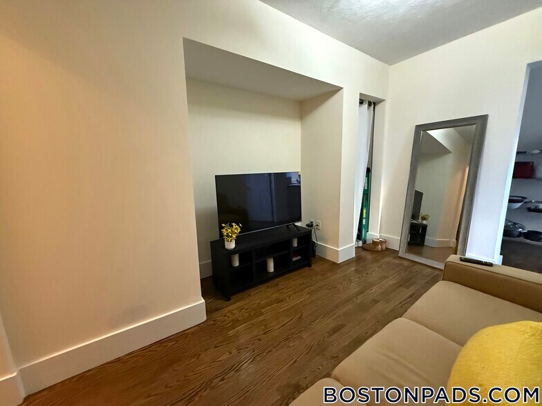 Building Photo - 452 Park Dr