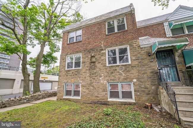 Building Photo - 2137 Bryn Mawr Ave