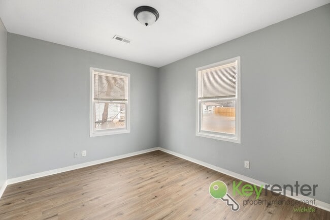 Building Photo - 1338 N Volutsia