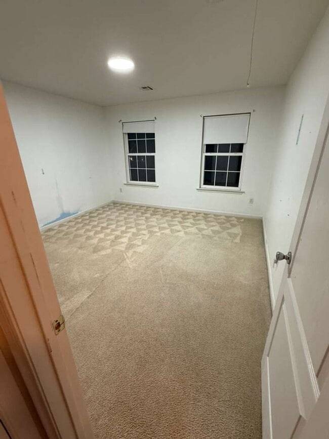 Building Photo - Stunning Home with Private Pool in Manchester